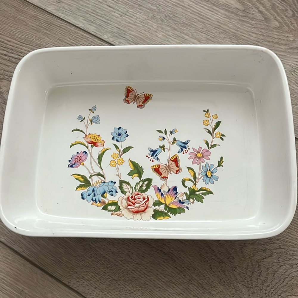 Aynsley Oven to Table 10 in x 6 1/2 in baking tray.